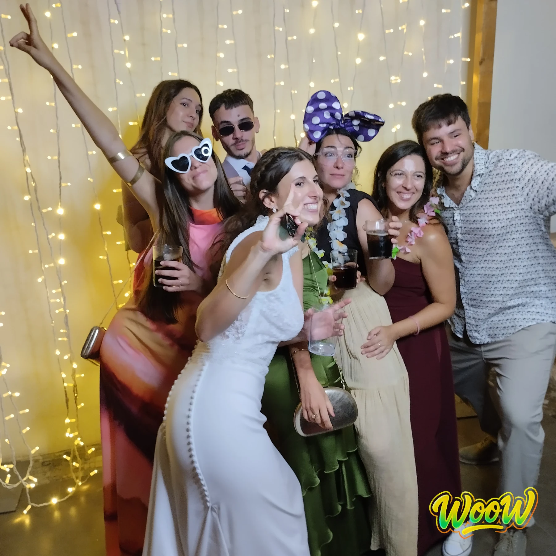 Novia e invitados posando en el fotomatón WooW en una boda en Mallorca