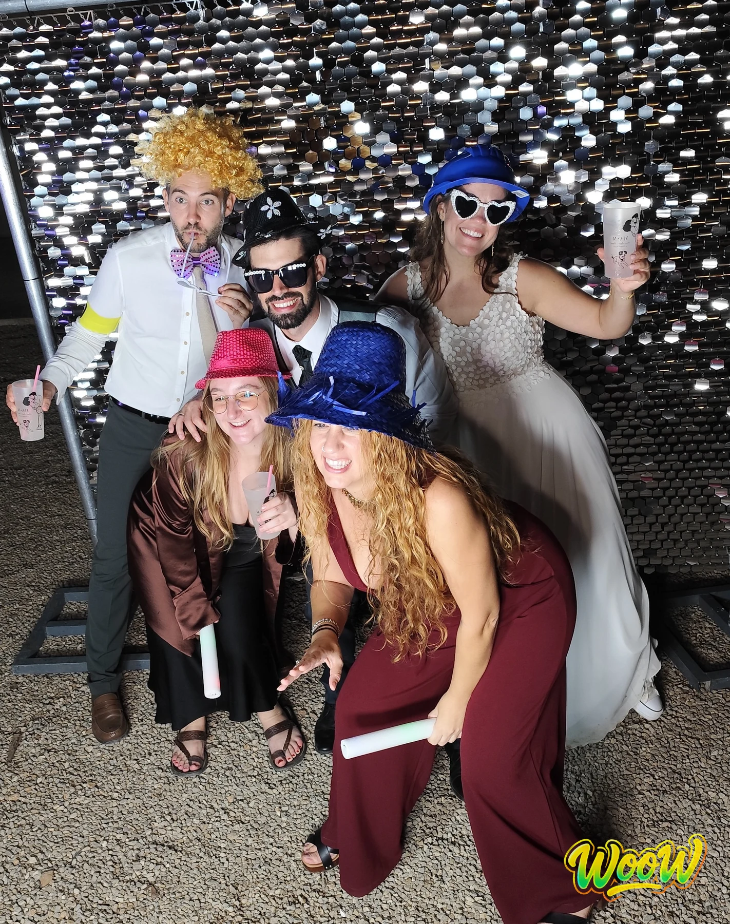 Invitados con atrezo en el fotomatón WooW en una boda en una finca de Mallorca