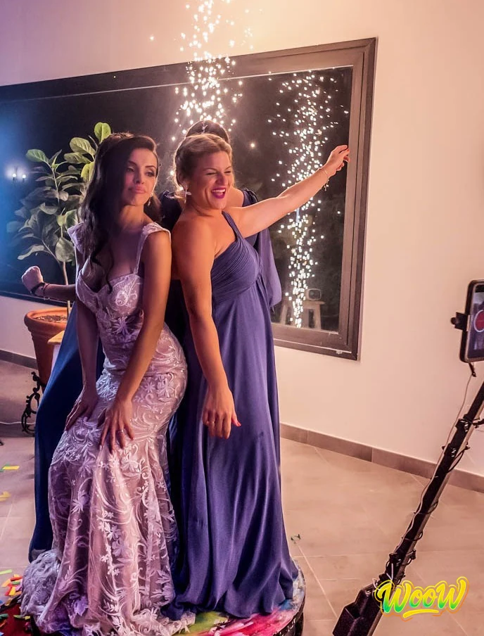 Invitadas posando en el videomatón 360 de WooW en una boda en Mallorca