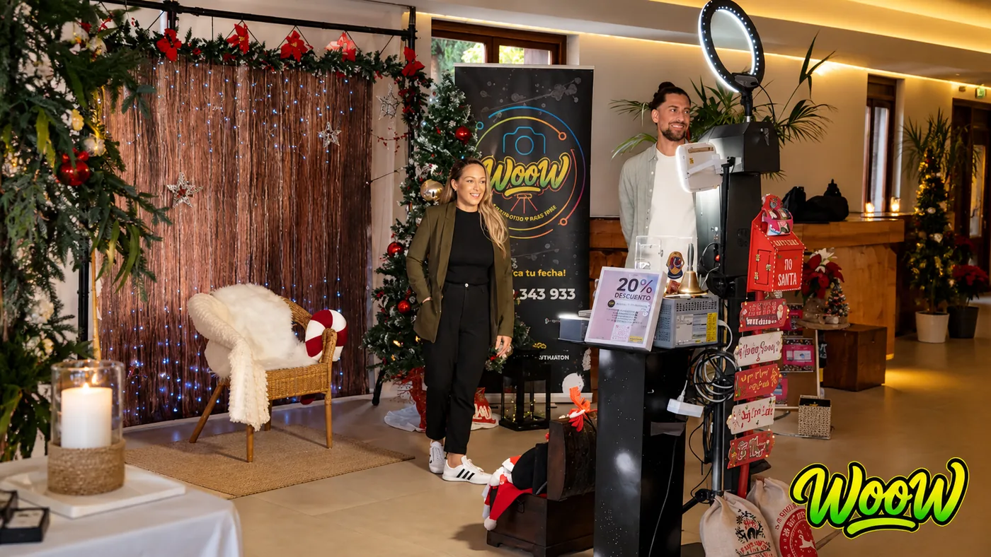 Equipo de WooW junto al fotomatón y al photocall navideño montados para un evento de empresa