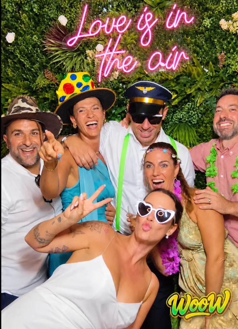 Invitados disfrutando del fotomatón en una boda en Mallorca