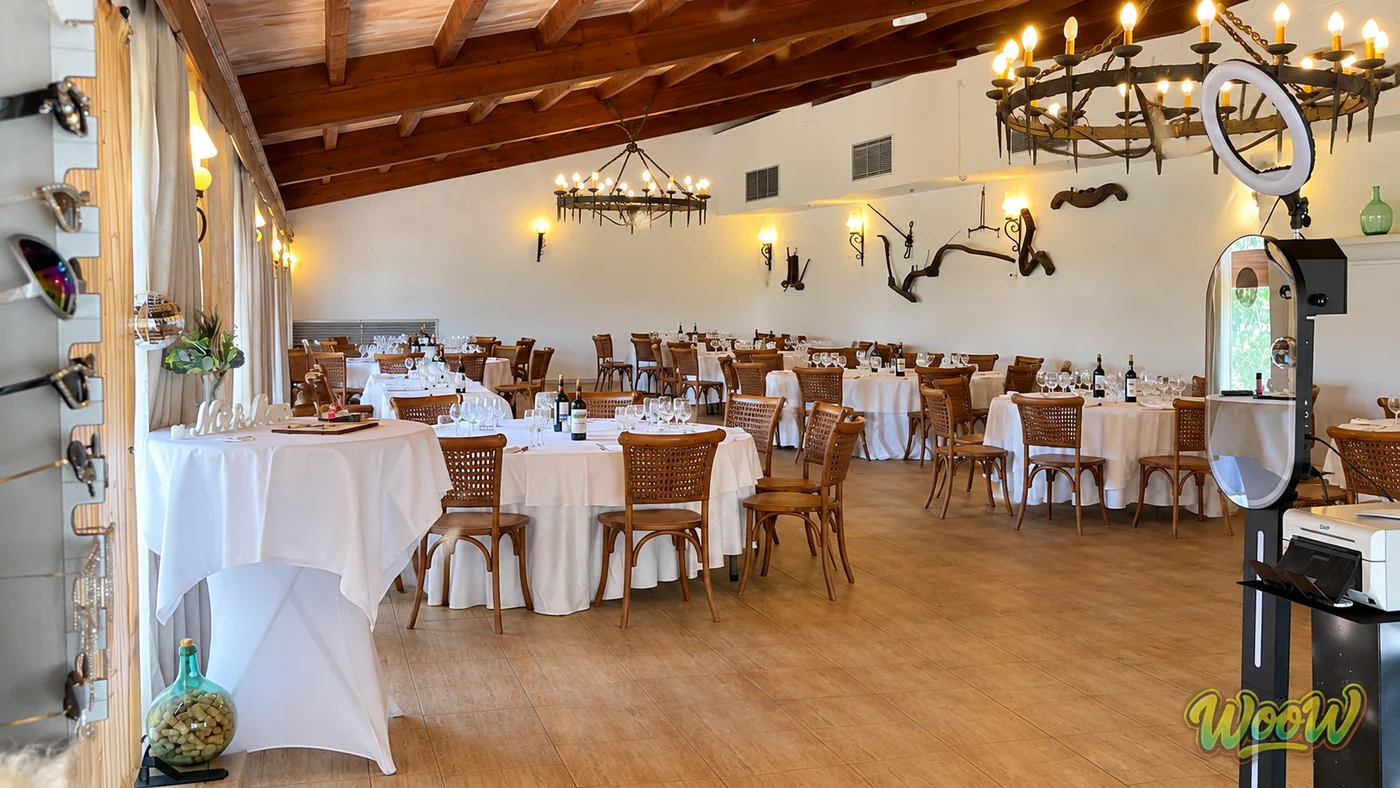 Fotomatón de WooW montado junto al expositor de atrezzo en un salón de banquetes de Mallorca