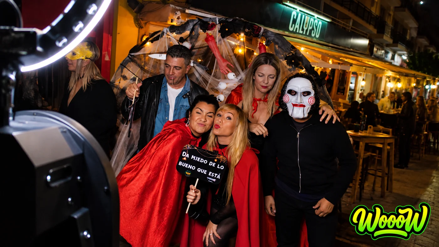 Grupo disfrazado posando ante el fotomatón de WooW en una fiesta de Halloween