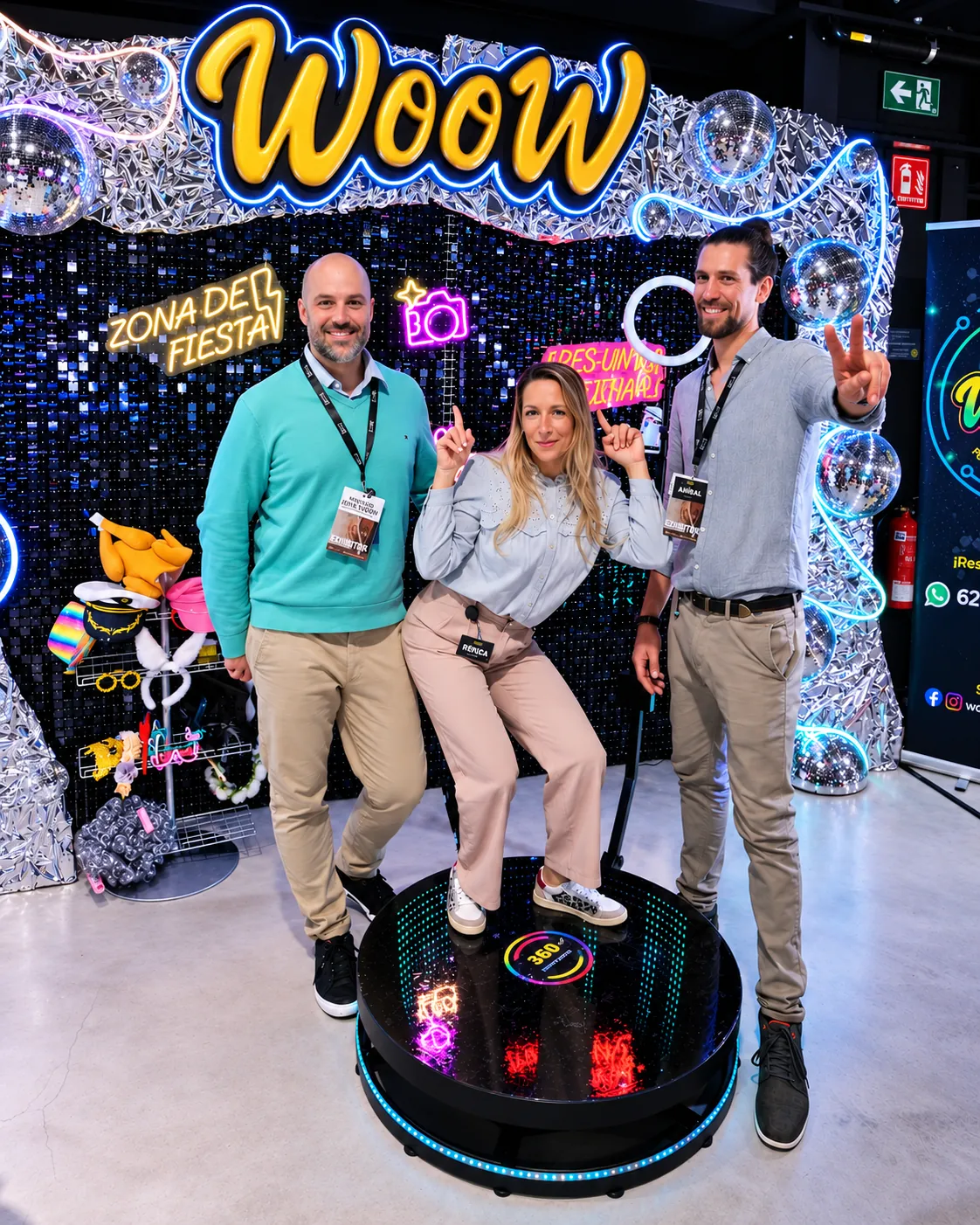 Tres invitados posan sobre la plataforma 360 de WooW delante del photocall de lentejuelas