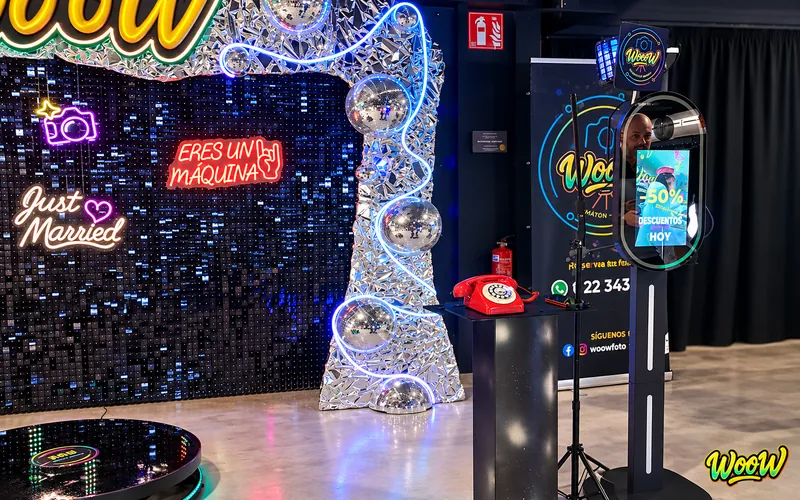 Stand de WooW en una feria con el fotomatón de espejo, la plataforma 360 y la pared de lentejuelas