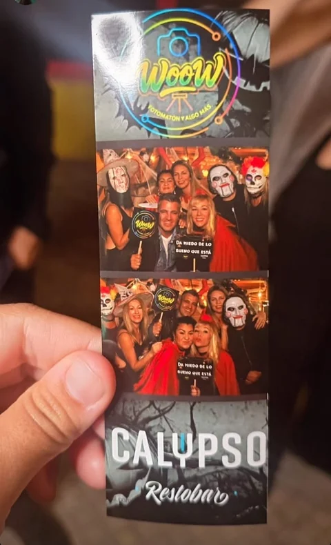 Tira de fotos personalizada con la marca del cliente, recién impresa en un evento de empresa en Mallorca