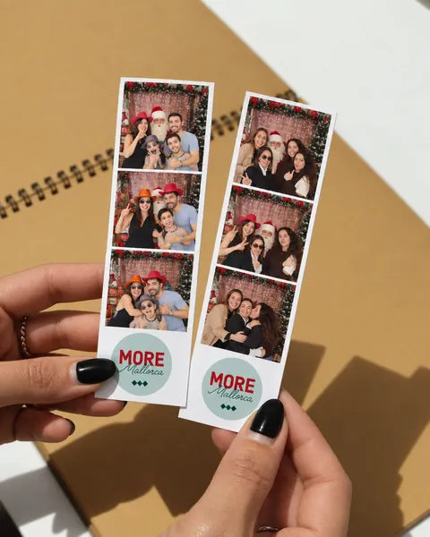 Dos tiras de fotos impresas con la marca del cliente en un evento de empresa