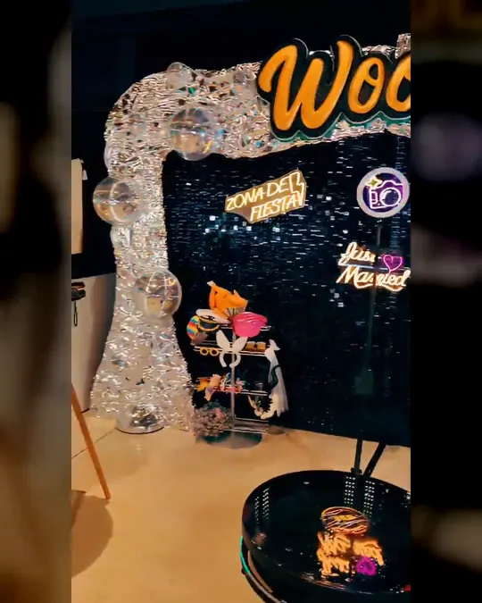 Reel del WooW 360: invitados con atrezzo, una quinceañera, una artista con plumas y la plataforma 360 delante del photocall de lentejuelas de WooW en bodas, fiestas de empresa y eventos